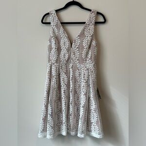 NWT Lulus White Lace V Neck Dress Size M Lined Medium Wedding Engagement